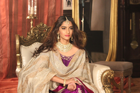Live Chennai Top 5 looks of Kalyan Jewellers lady brand